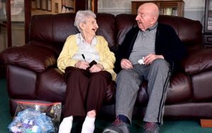 Ada Keating sigue cuidando a su hijo Tom, de 80 años