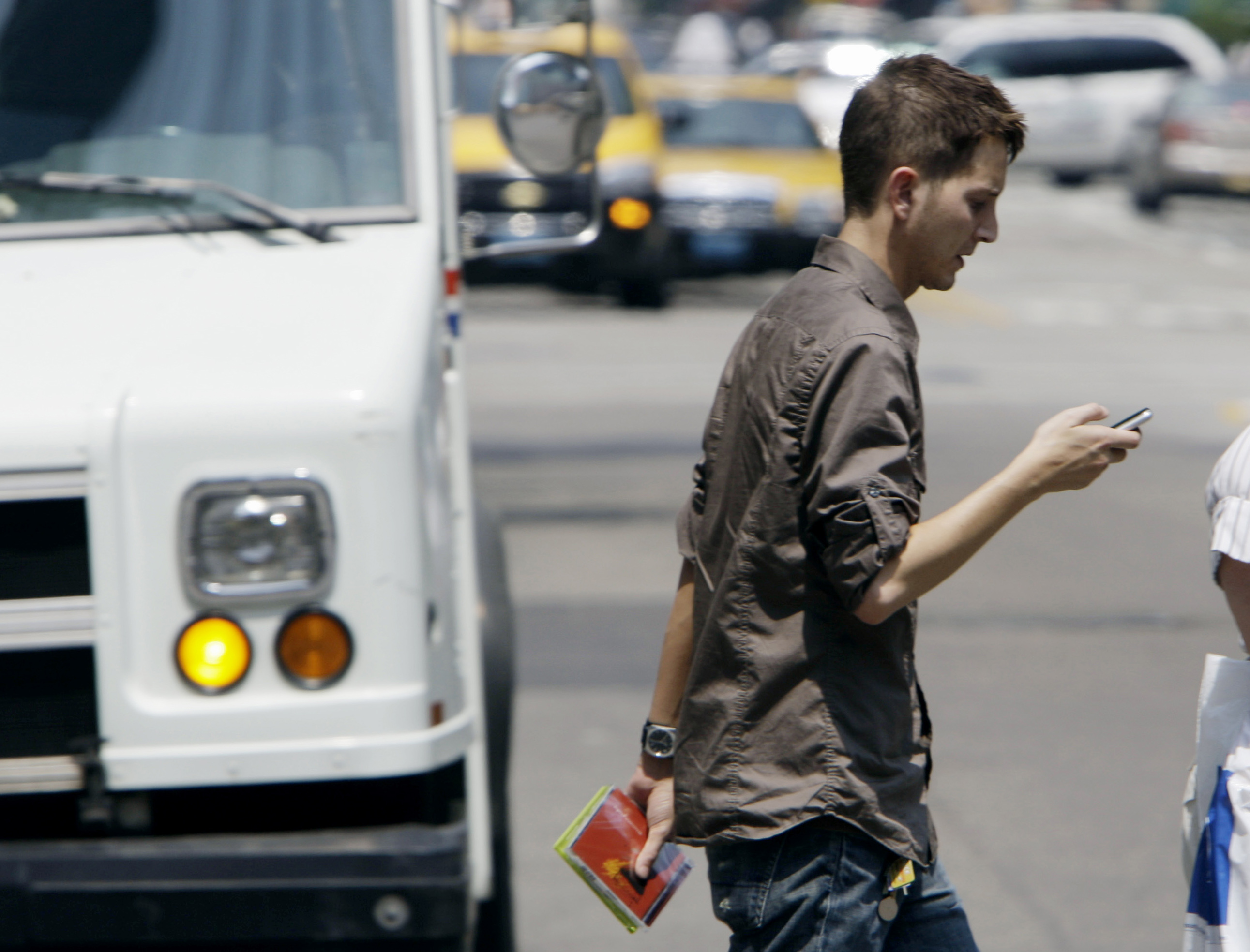 Не стоит увлекаться. Пешеход в наушниках. Человек идет с телефоном. Человек переходит дорогу в наушниках. Читает на ходу.