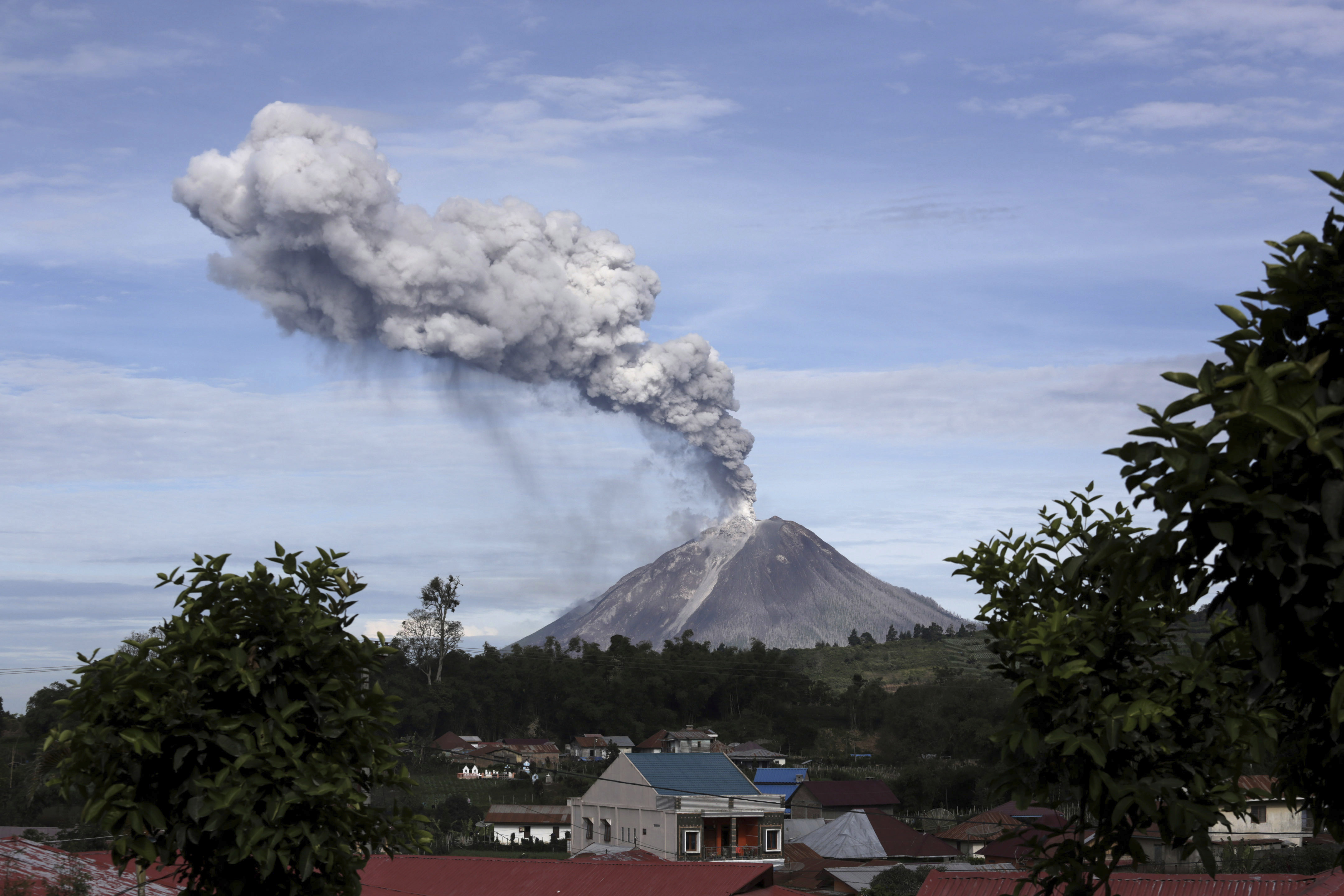 Volcán Sinabung expulsa lava y ceniza en la isla Sumatra