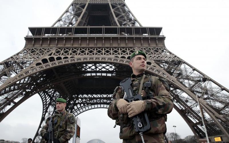 Senado francés aprueba polémica ley antiterrorista