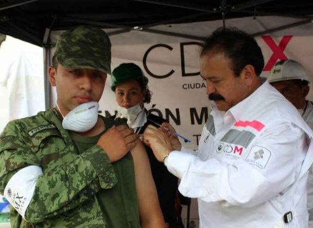 Armando Ahued aplica vacuna a soldado que apoya tras sismo 19S