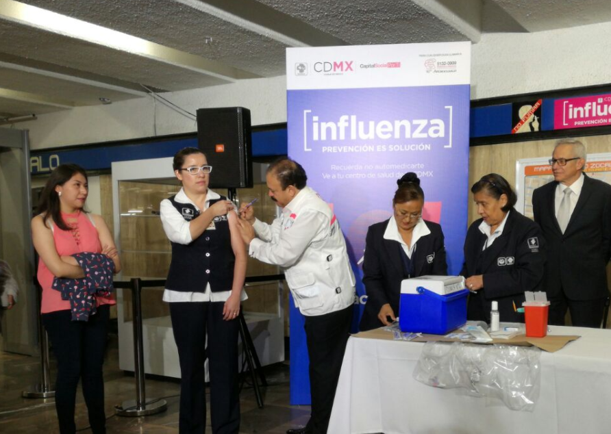 Armando Ahued aplica vacuna de influenza en módulo del Metro CDMX