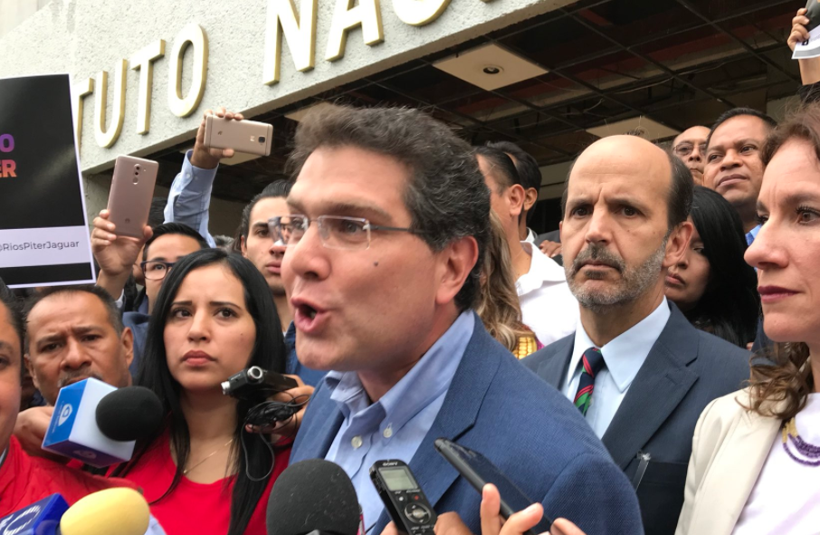 Armando Ríos Piter se registra como candidato presidencial independiente