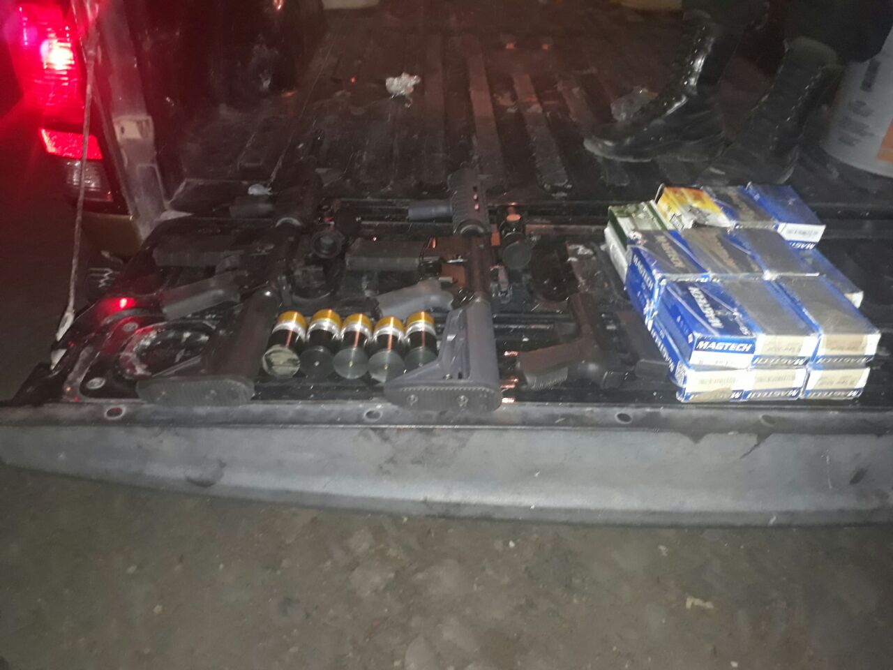 Armas y cartuchos útiles decomisados en Ameca, Jalisco