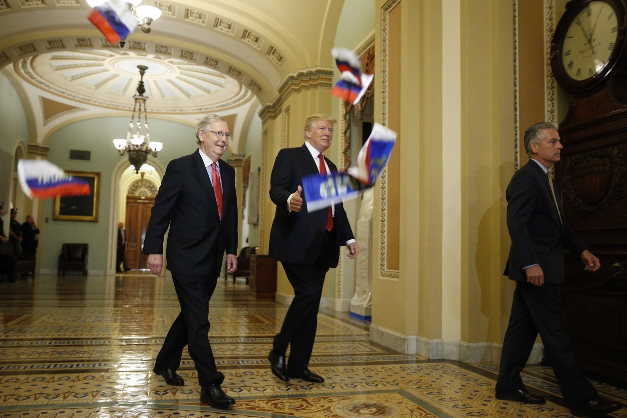 'Trump es un traidor', gritan al mandatario y le arrojan banderas rusas