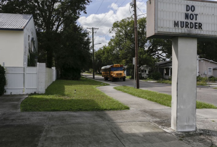 Policía de Florida escolta a niños a autobuses escolares por asesino serial