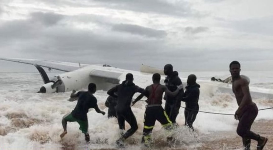 Suman cuatro muertos por accidente de avión en Costa de Marfil