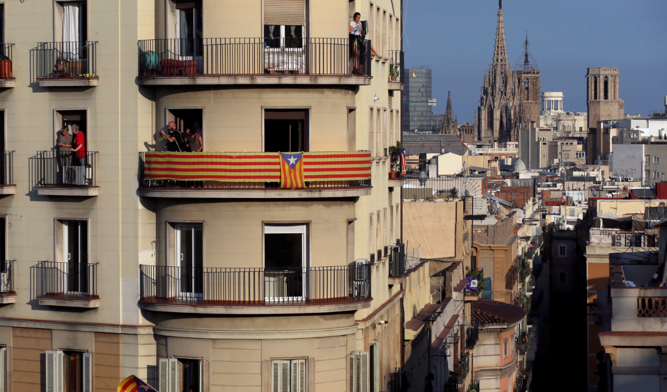 Balcón de un edificio residencial en Barcelona con la catedral al fondo