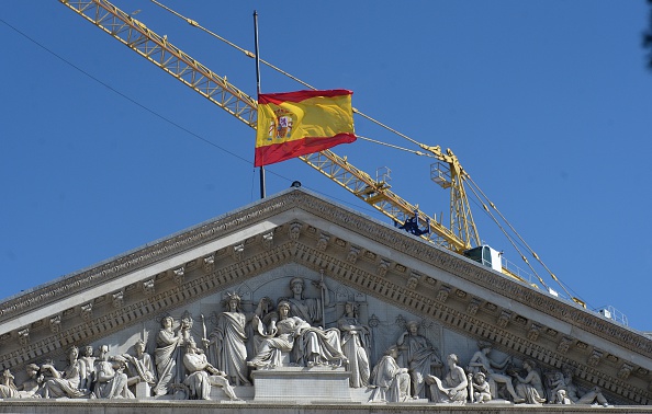 bandera de españa ondea sobre el parlamento, europa