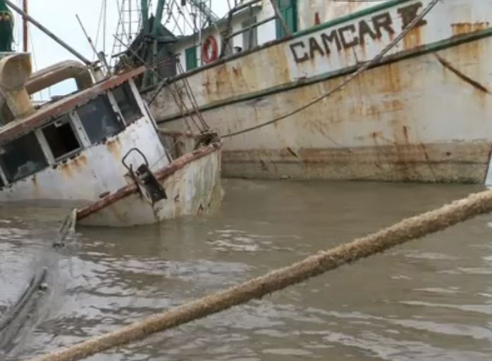Barco pesquero hundido por oleaje en Alvarado, Veracruz 