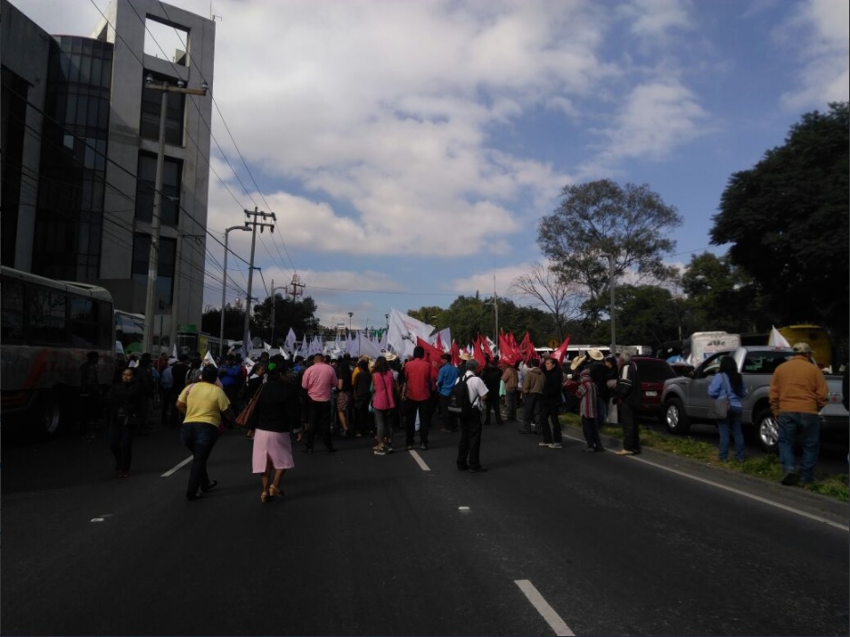 campesinos bloquean la avenida constituyentes para pedir mas recursos