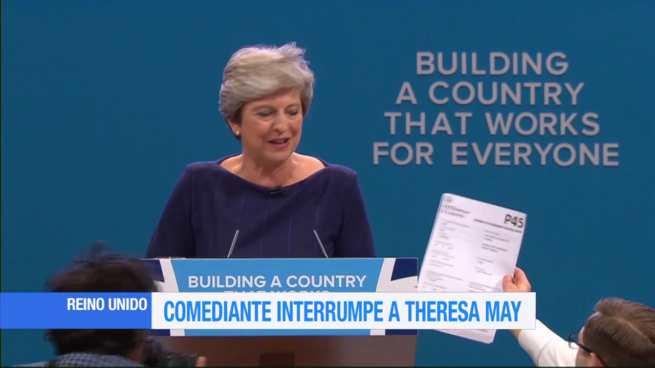 Bromista irrumpe en discurso de Theresa May