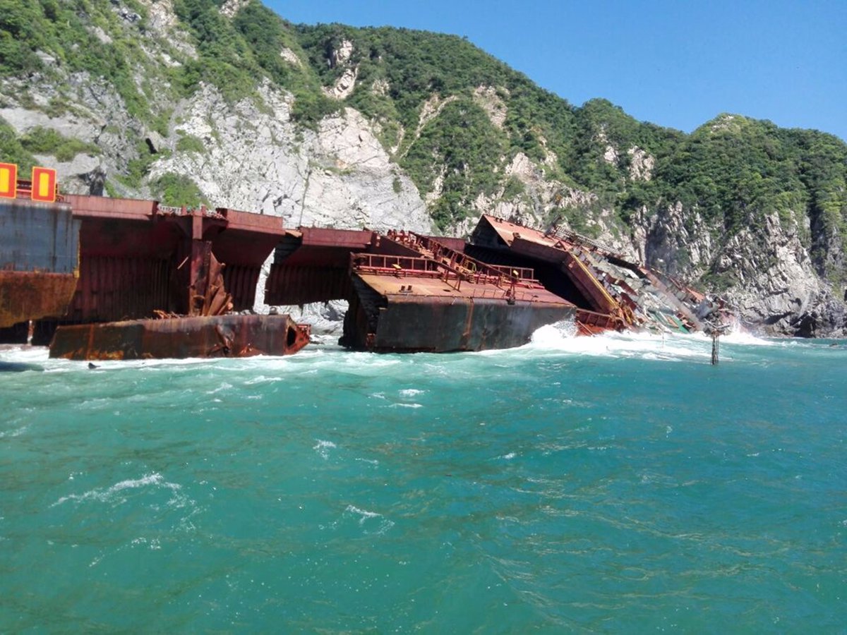 Se desintegra buque 'Los Llanitos' en Barra de Navidad