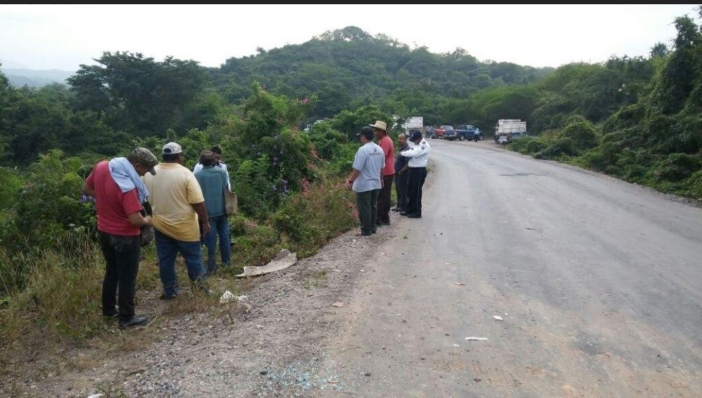 Camioneta con jornaleros cae a barranco en Sinaloa