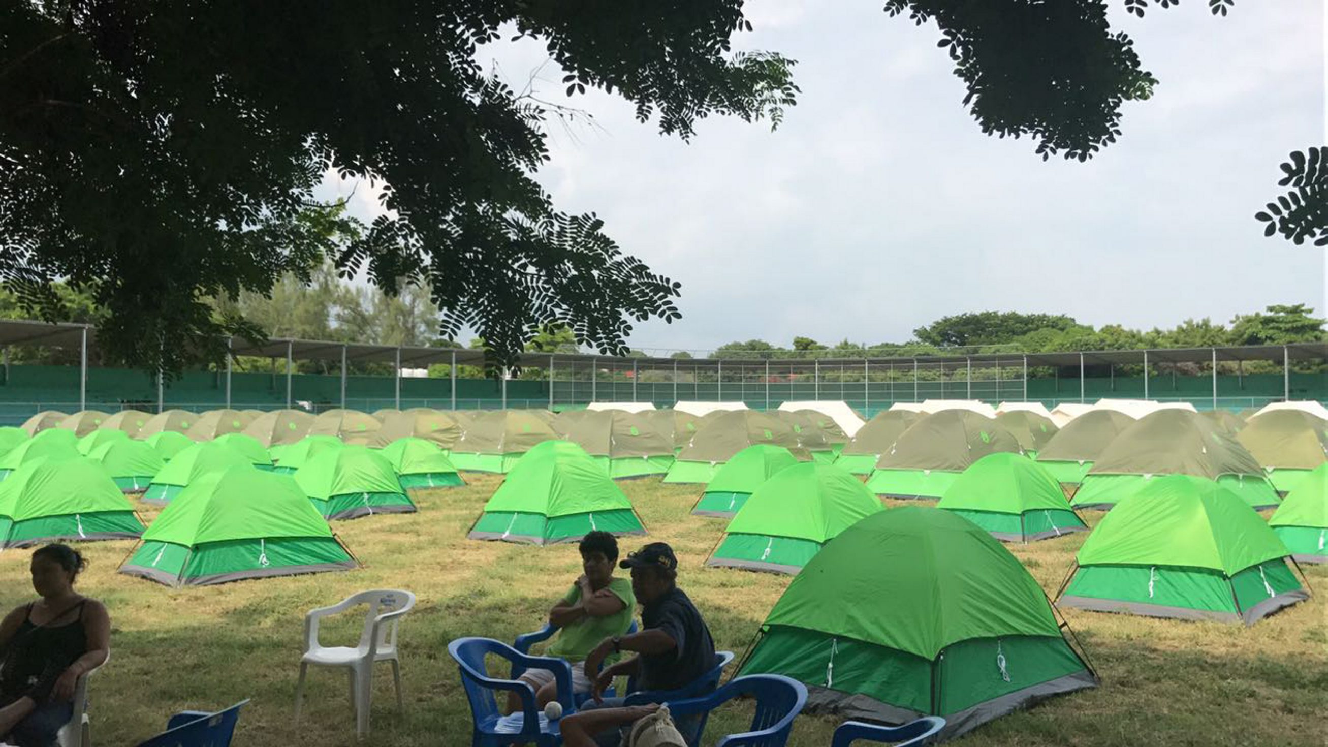 Viento afecta a damnificados en campamentos de Juchitán, Oaxaca
