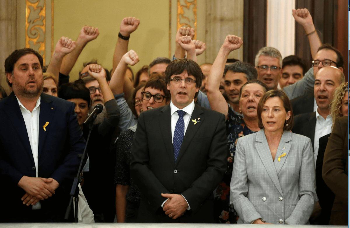 Carles Puigdemont, acompañado por miembros de su gabinete