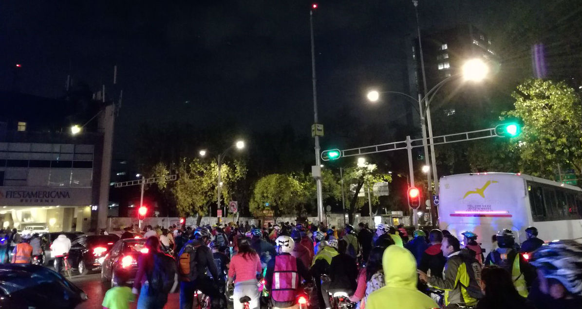 Casi 2 mil ciclistas realizan el paseo nocturno