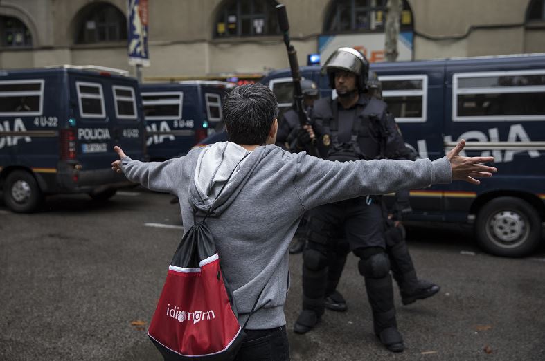 Gobierno de Cataluña dice que hay 337 heridos por operativo contra referéndum