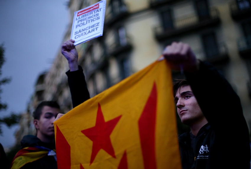 Gobierno español asume todas competencias en Cataluña y relevará a Puigdemont
