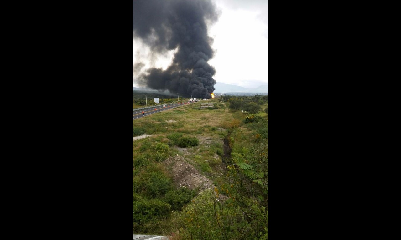 Explota pipa tras choque en carretera de Puebla