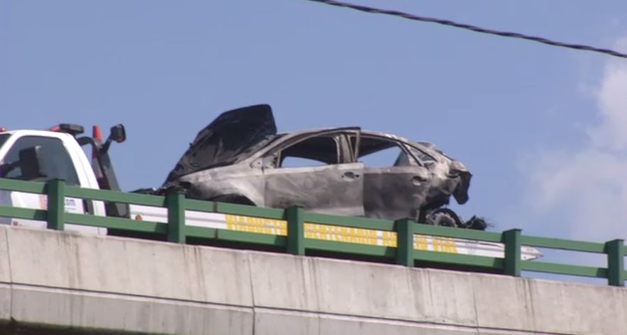 Accidente en viaducto elevado provoca incendio de automóviles