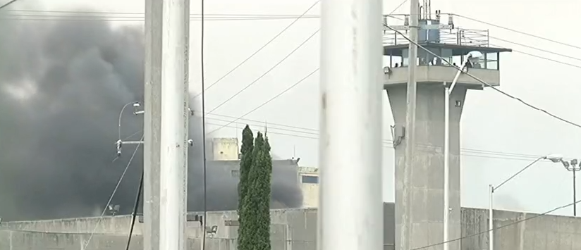 Columna de humo en el penal de Cadereyta, Nuevo León