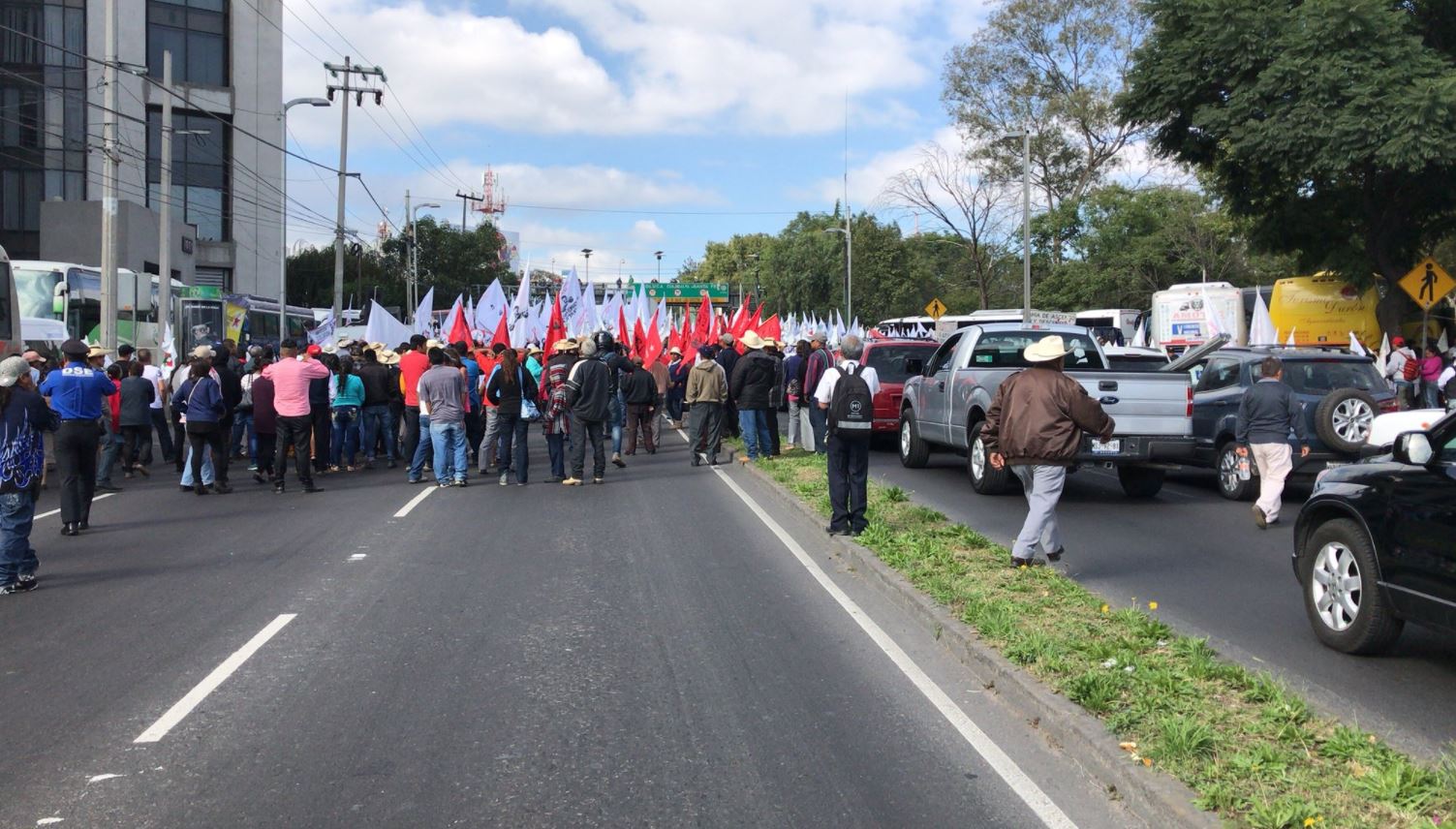 Reabren avenida Constituyentes tras manifestación de campesinos