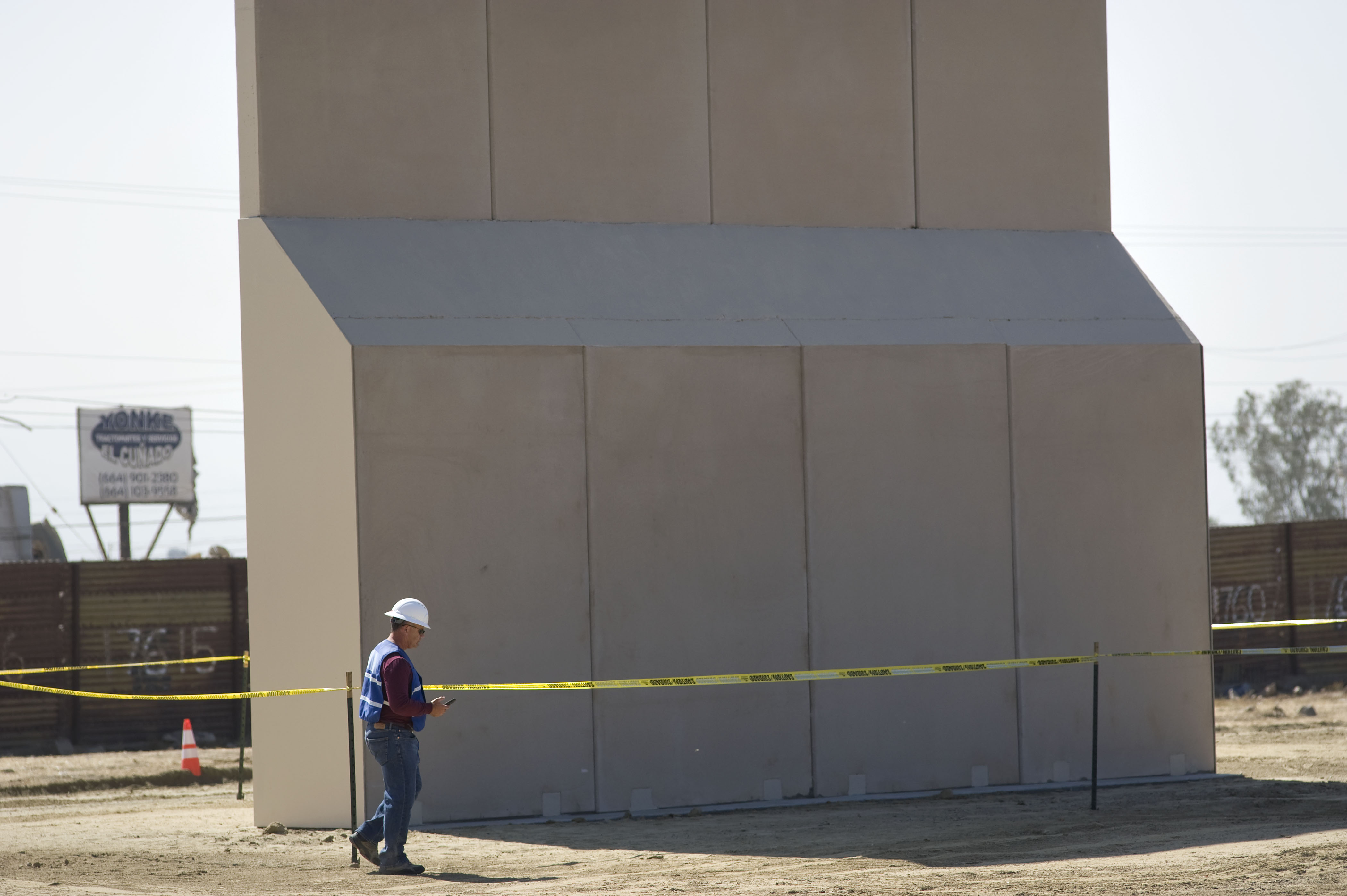 Avanza construcción de prototipo del muro fronterizo en California 