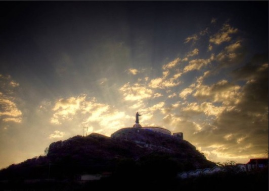 imagen de cristo rey se eleva sobre el cerro