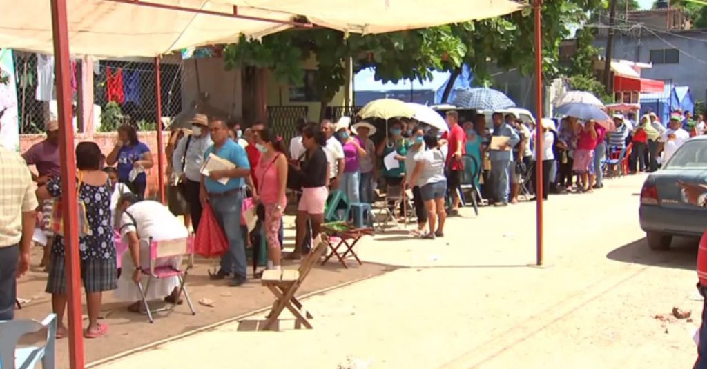 Damnificados en Juchitán, Oaxaca, se inscriben para obtener empleo temporal