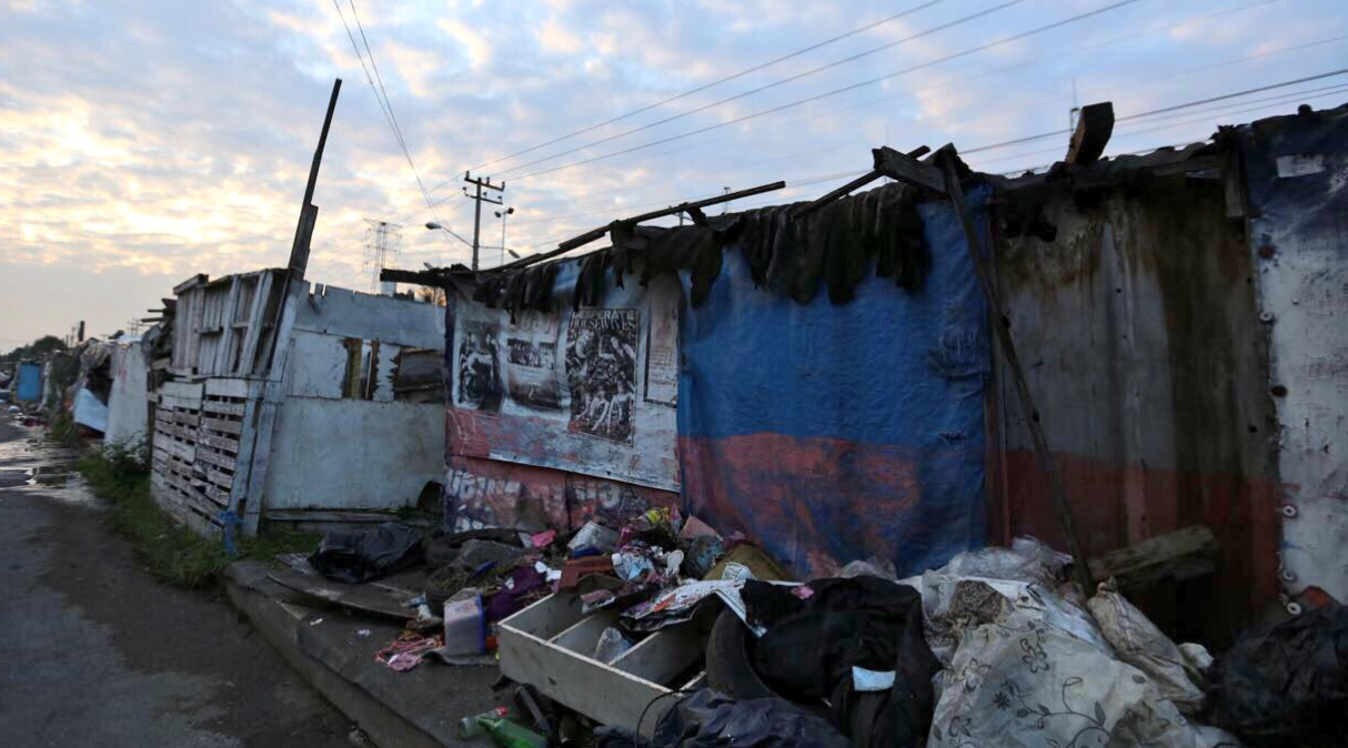 Derriban viviendas precarias del campamento Telecomunicaciones de Iztapalapa, CDMX 