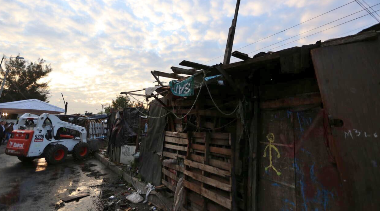 Derriban viviendas precarias del campamento Telecomunicaciones de Iztapalapa, CDMX