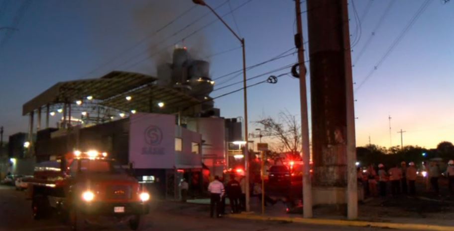 Desalojan a 150 trabajadores por incendio en fábrica