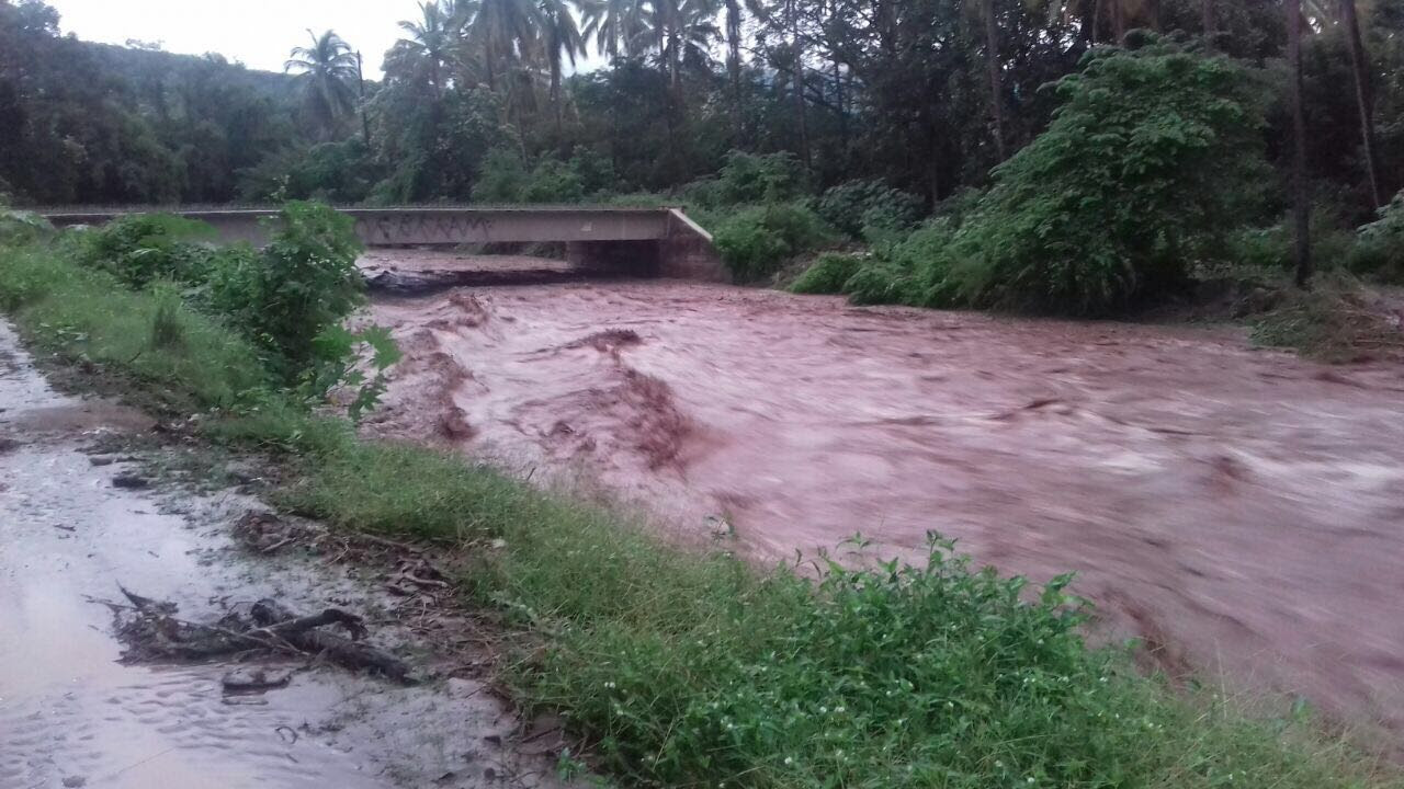 Lluvias provocan desbordamiento de río en La Huacana, Michoacán