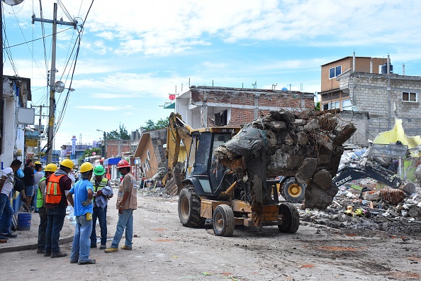 maquinaria retira escombros de jojutla morelos tras sismo