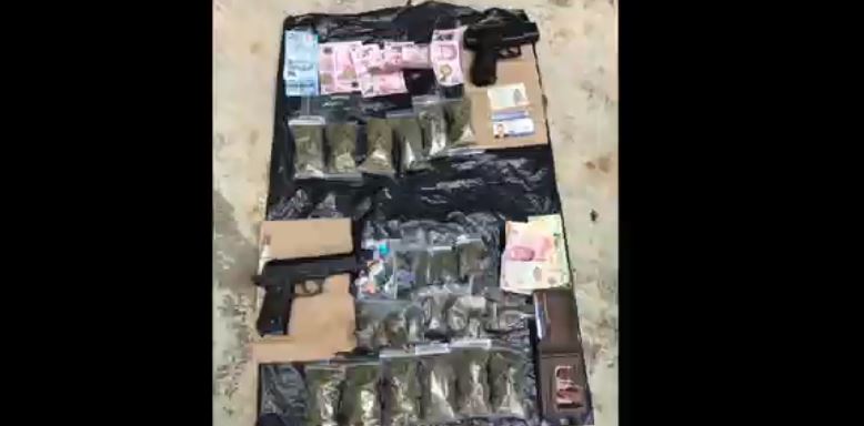 Dinero y armas decomisadas tras arresto de delincuente colombiano en la CDMX