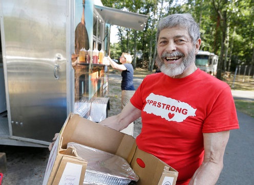 Hombre dona alimento a Puerto Rico que guardó para fin del mundo