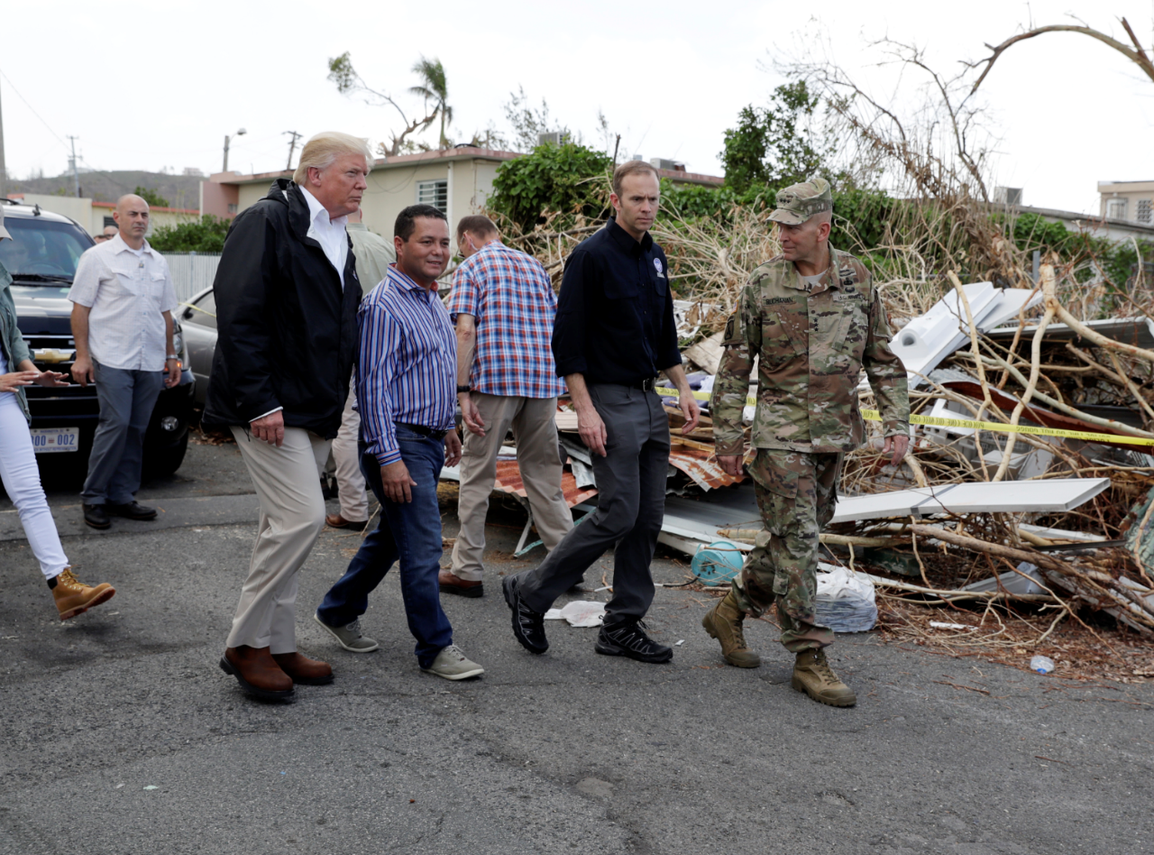 Donald Trump recorre zonas devastadas por el huracán 'María' en Puerto Rico