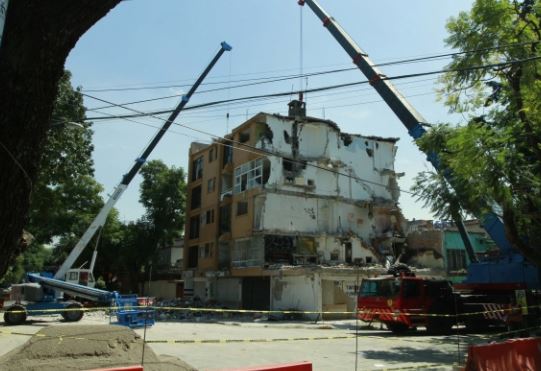 Inician labores de demolición de edificio dañado por sismo en colonia Narvarte