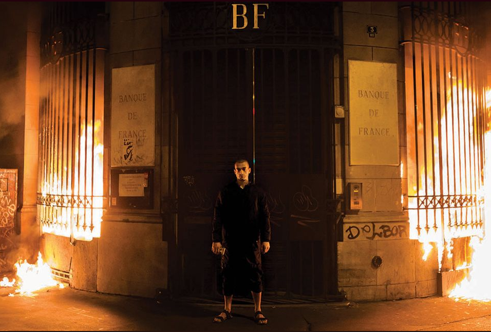 El artista ruso Pyotr Pavlensky incendió la fachada del Banco Central