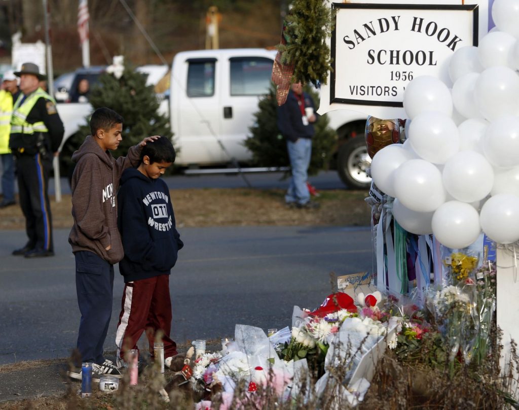 El ataque en la Escuela Sandy Hook dejó 20 niños muertos