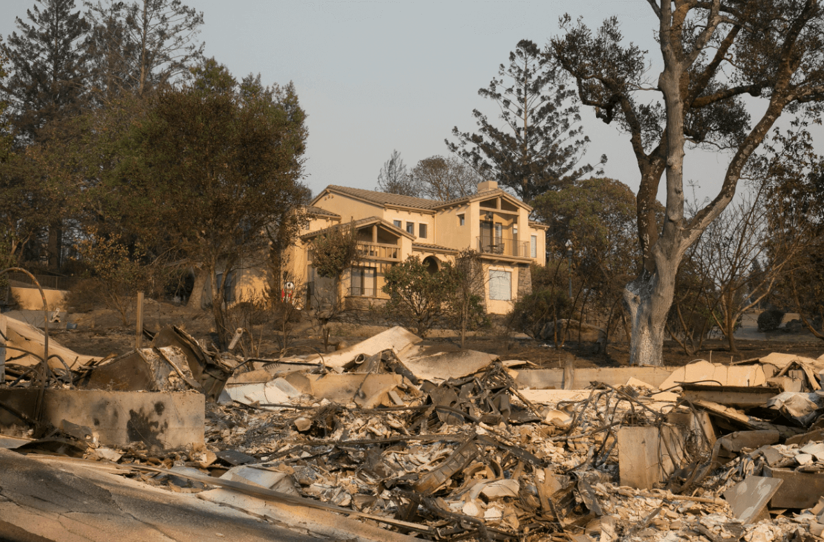 El fuego arrasó decenas de viviendas en California