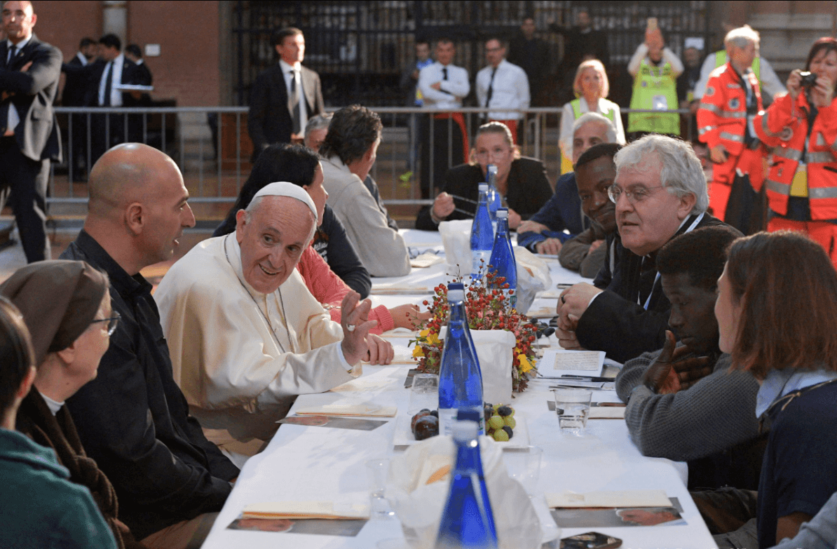 El papa durante su almuerzo con pobres y reclusos en Bolonia