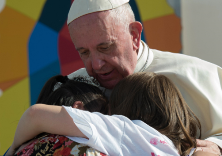 El papa Francisco abraza a dos niñas durante su visita en México