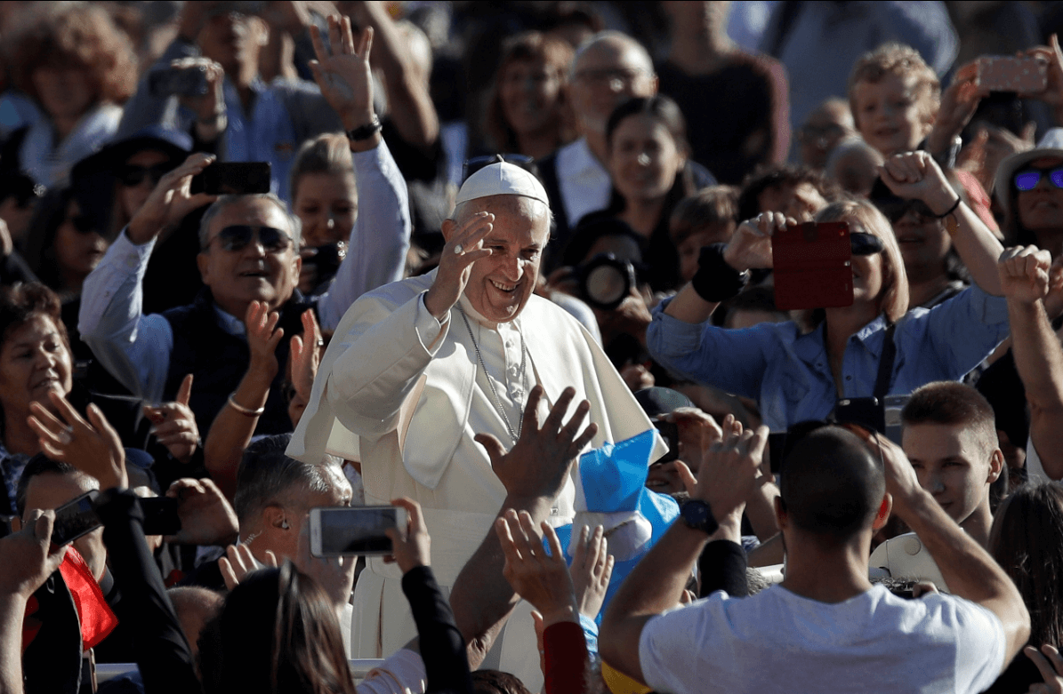 El papa Francisco saluda a los fieles Plaza de San Pedro
