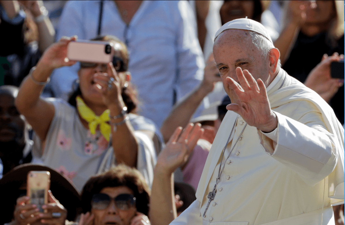 El papa saluda a los fieles Plaza de San Pedro