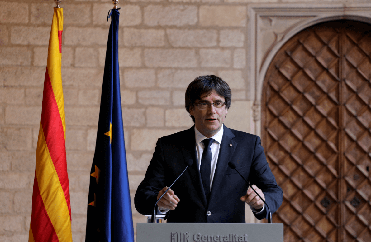 El presidente de Cataluña, Carles Puigdemont, da un mensaje