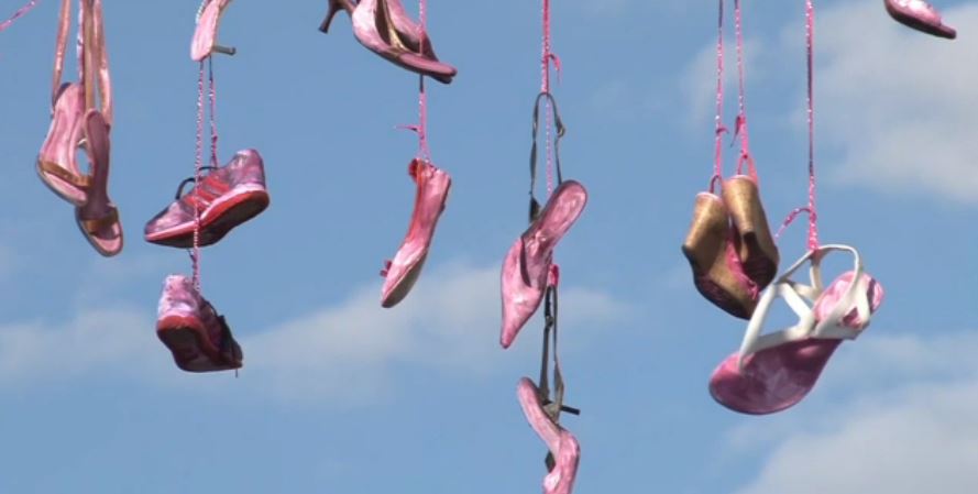 En Chihuahua cuelgan cien pares de zapatos rosas en rechazo al feminicidio