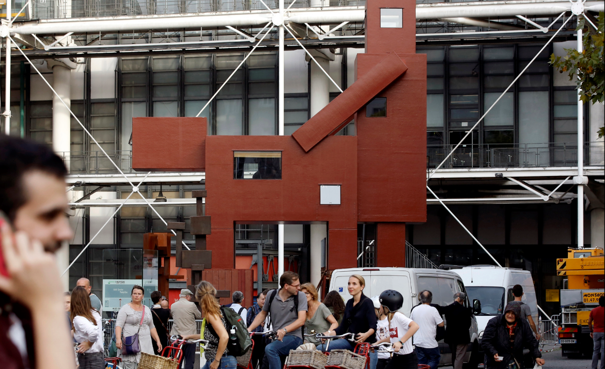 La escultura 'Domestikator' expuesta en París, Francia
