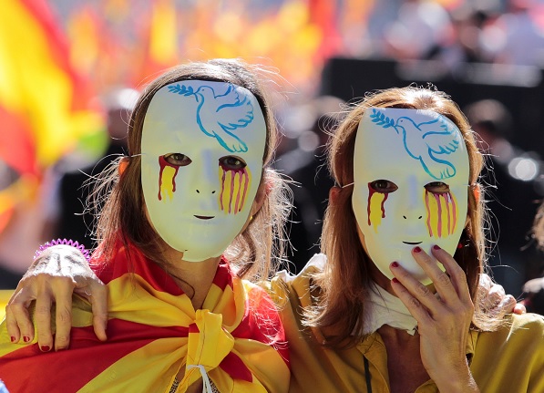Miles de españoles marchan contra la independencia de Cataluña